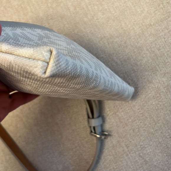 Michael Kors MK Vanilla Signature Logo Belt Wallet
Large Waist Pouch Bag - Picture 8 of 11